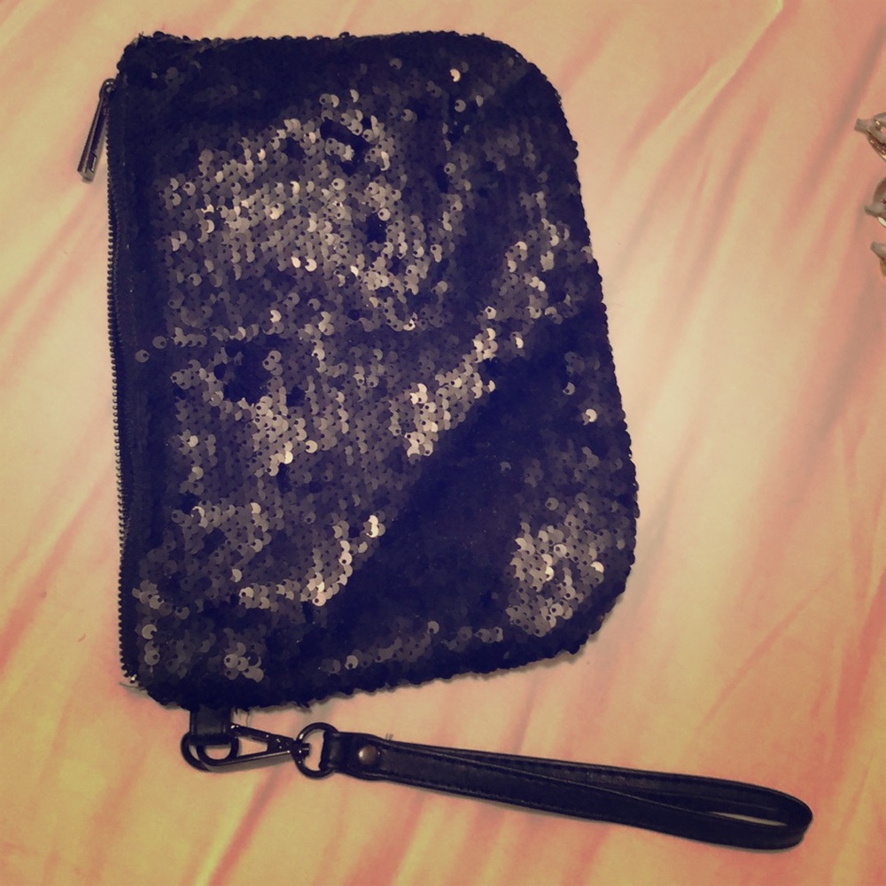 Wristlet clutch